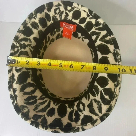 🖤”Kirna Zabete” 100% Wool Fedora Cream w/ Black/Gray Kiss Print 💋 - Picture 9 of 13